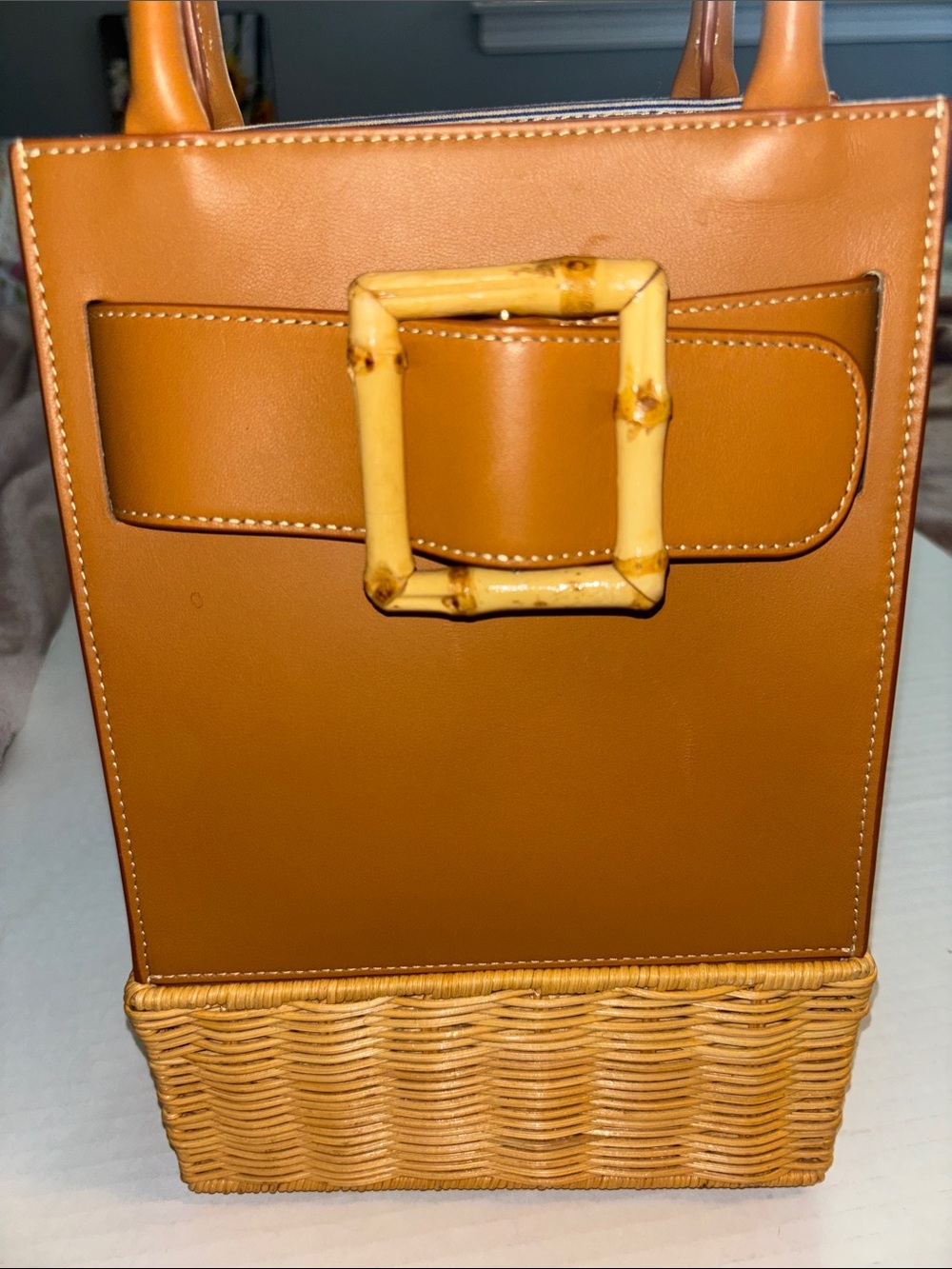 J. McLAUGHLIN AVENUE WICKER HANDBAG
WOVEN WICKER BASE SMOOTH LEATHER ON TOP